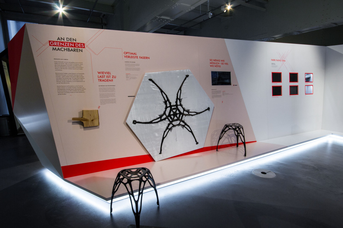 Bereich der Sonderausstellung mit Carbonhocker
