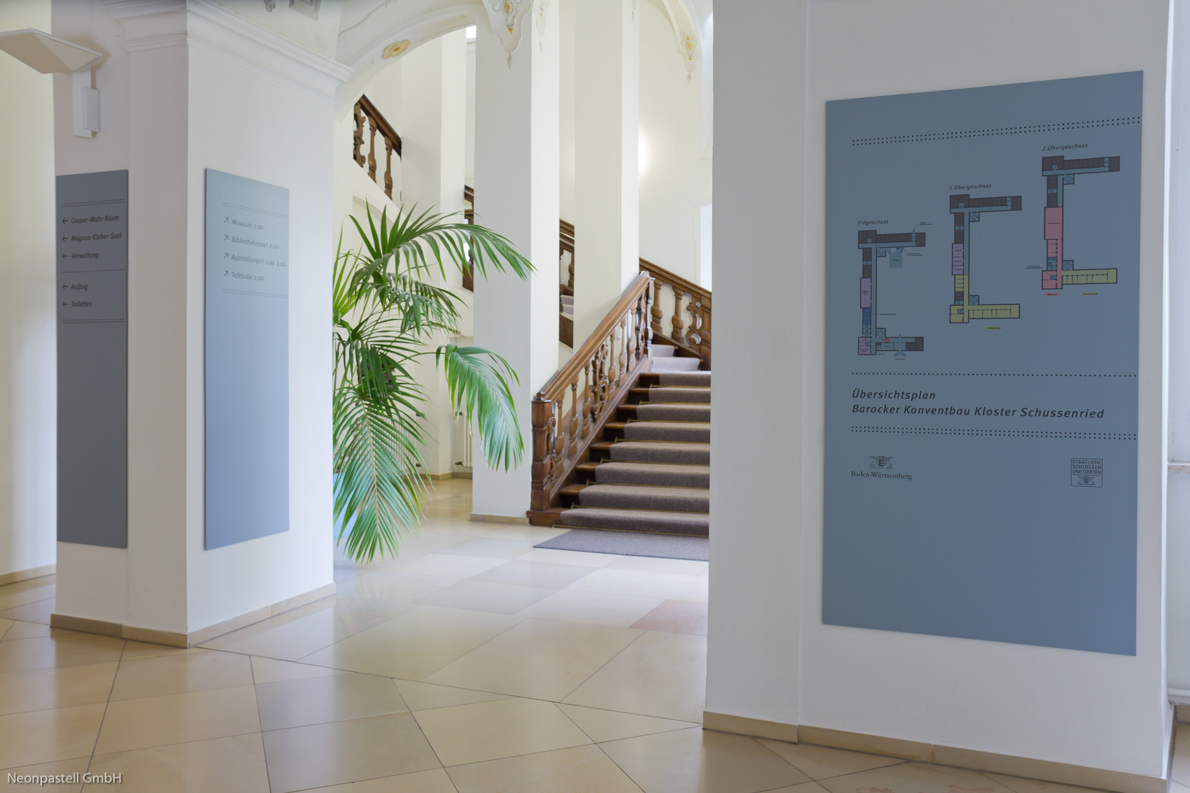 Modernes Leitsystem mit Lageplan im historischen Kloster
