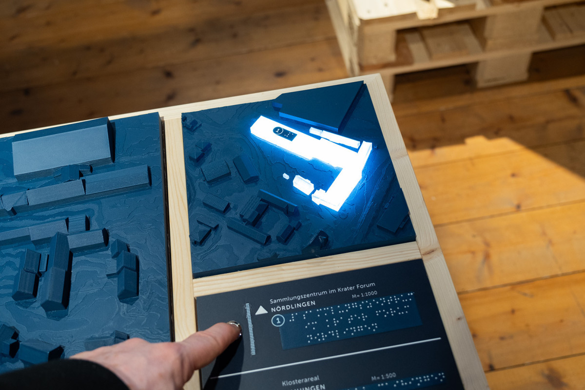 Erleuchtetes Gebäude auf 3D gedrucktem Landschaftsmodell