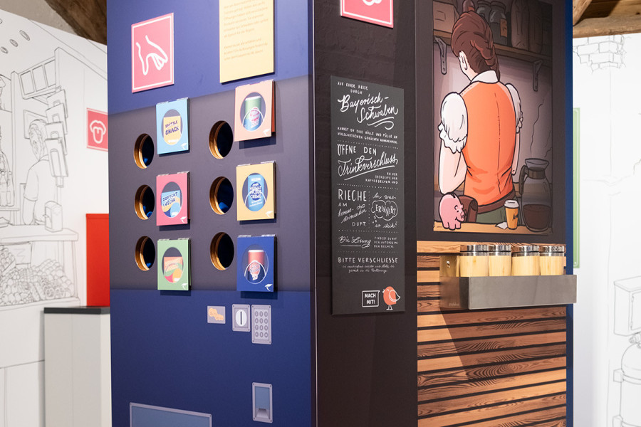 Taststation, die wie ein Snackautomat aussieht und Riech-Station mit Gerüchen in Kaffeebechern