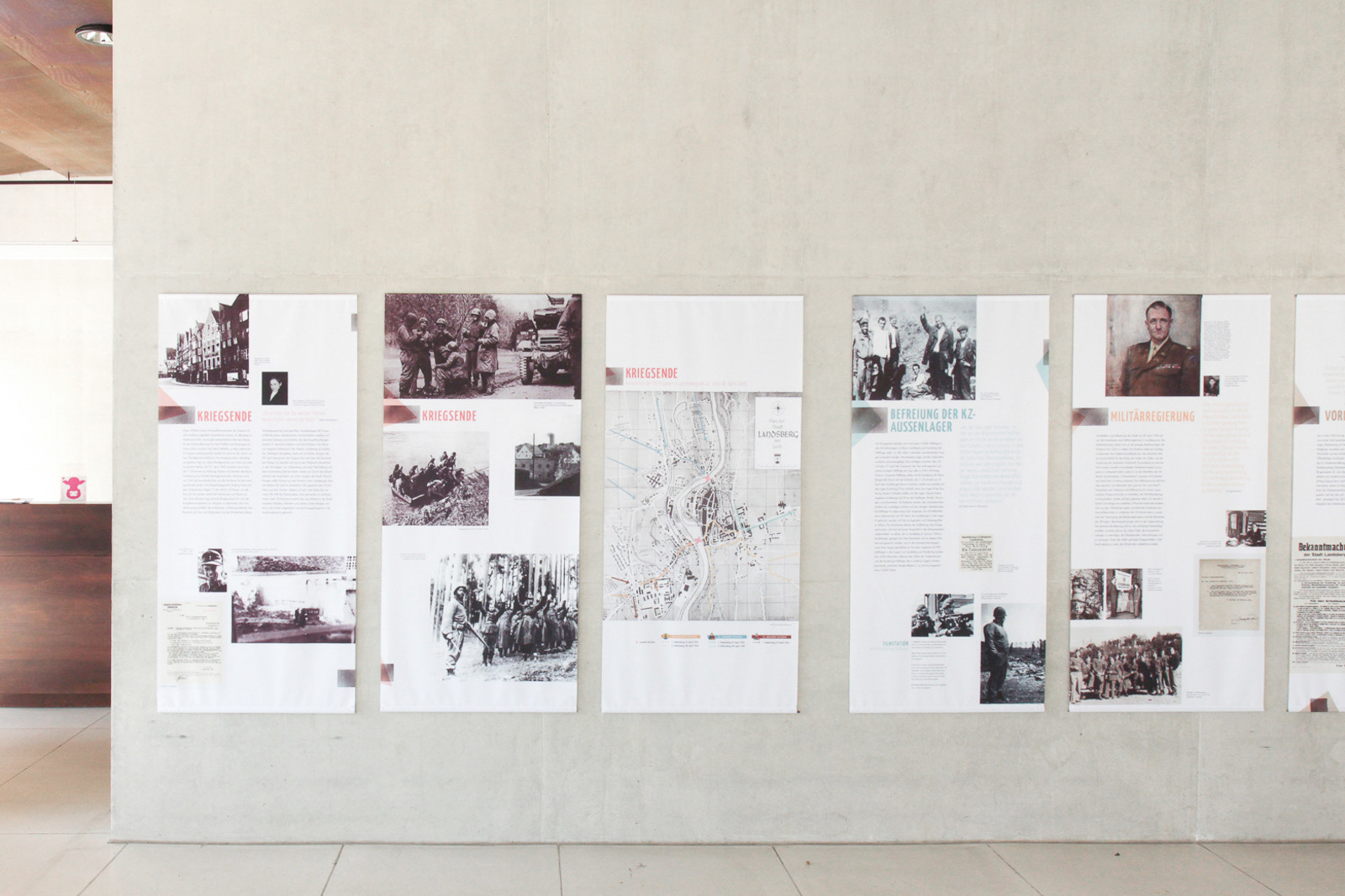 Gestaltete Plakate mit Objekttexten, Bildern und historischen Dokumenten